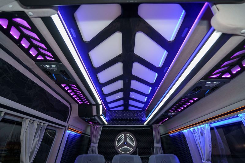 Plafonul iluminat din interiorul microbuzului